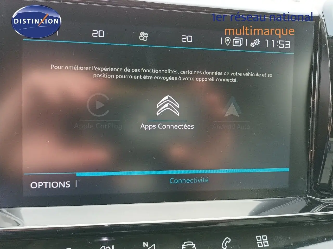 Écran tactile central du Citroën C5 Aircross 1.5 BlueHDi 130ch Shine, affichant les options de connectivité.
