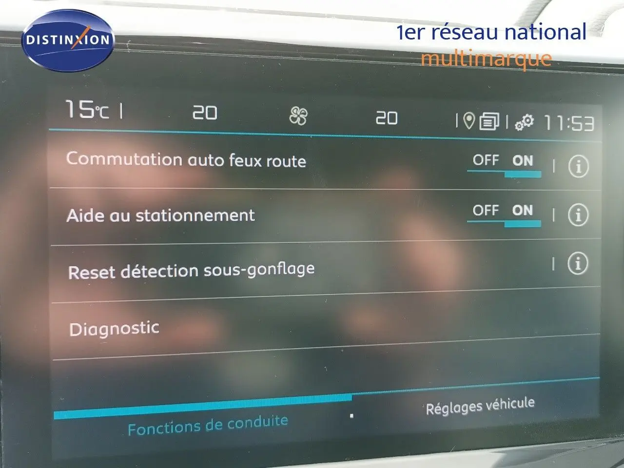 Écran tactile intérieur du Citroën C5 Aircross 2020 montrant les réglages d’aide au stationnement et feux automatiques.