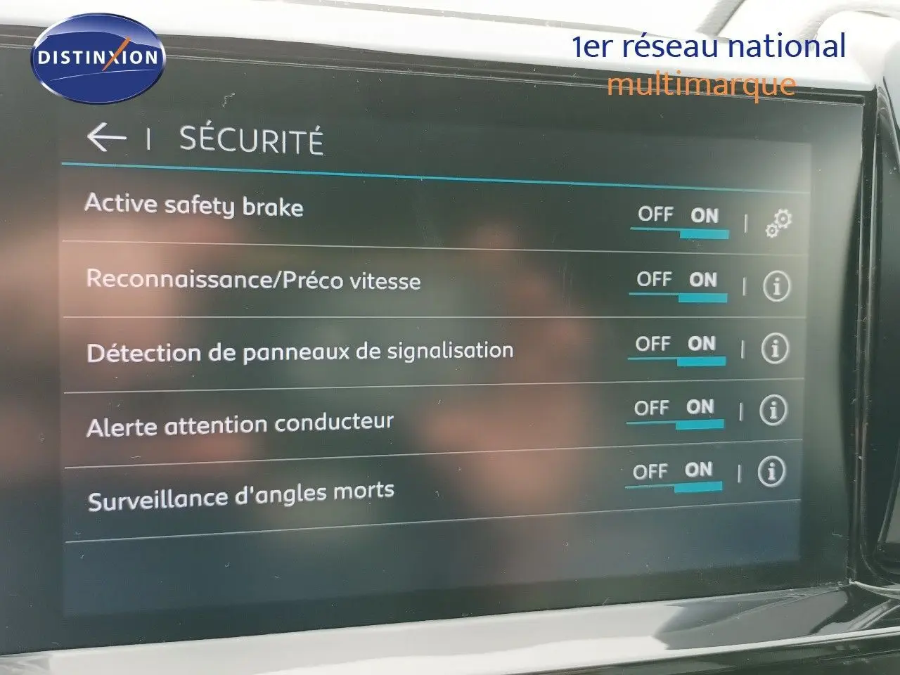 Écran tactile intérieur du Citroën C5 Aircross 2020 affichant les options de sécurité activées.