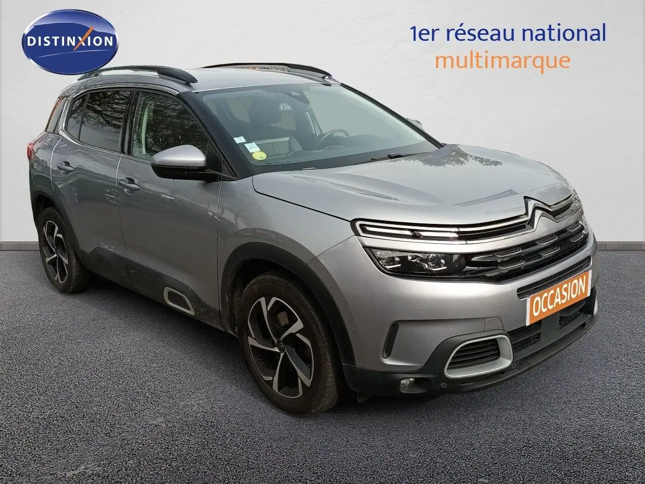 Citroën C5 Aircross gris Artense métal en 3/4 avant droit avec jantes noires et toit noir.