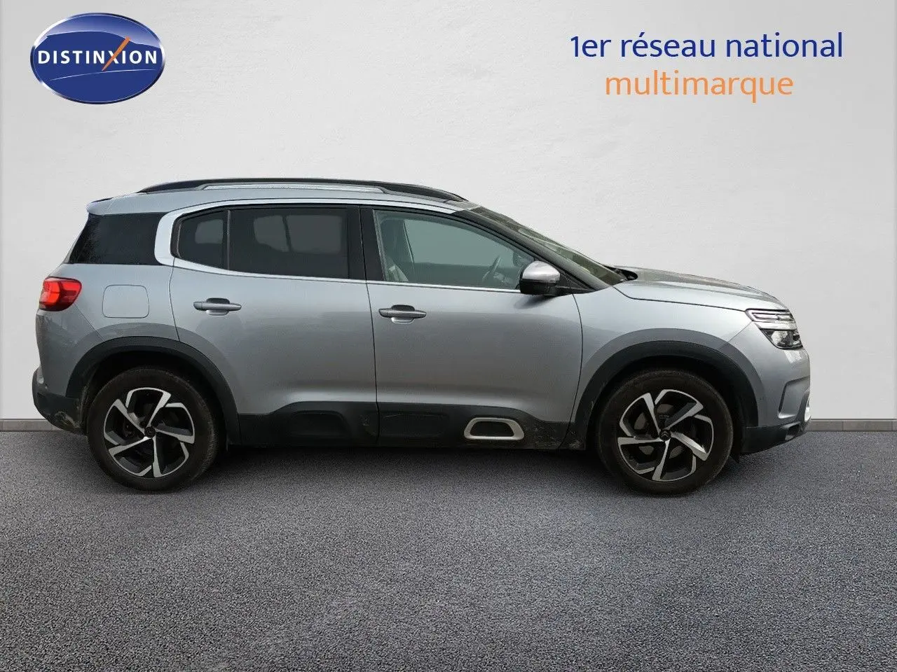 Profil droit d'un Citroën C5 Aircross 2020 gris Artense métal avec jantes bi-ton et barres de toit noires.