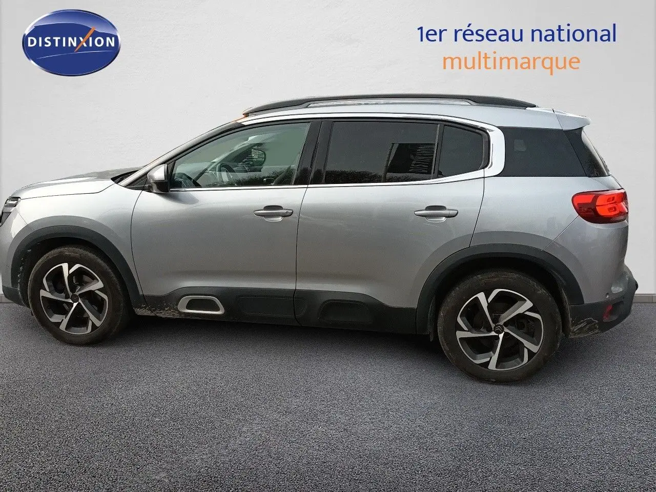 Profil droit d’un Citroën C5 Aircross gris Artense métallisé avec jantes alliage noires et toit contrasté noir.