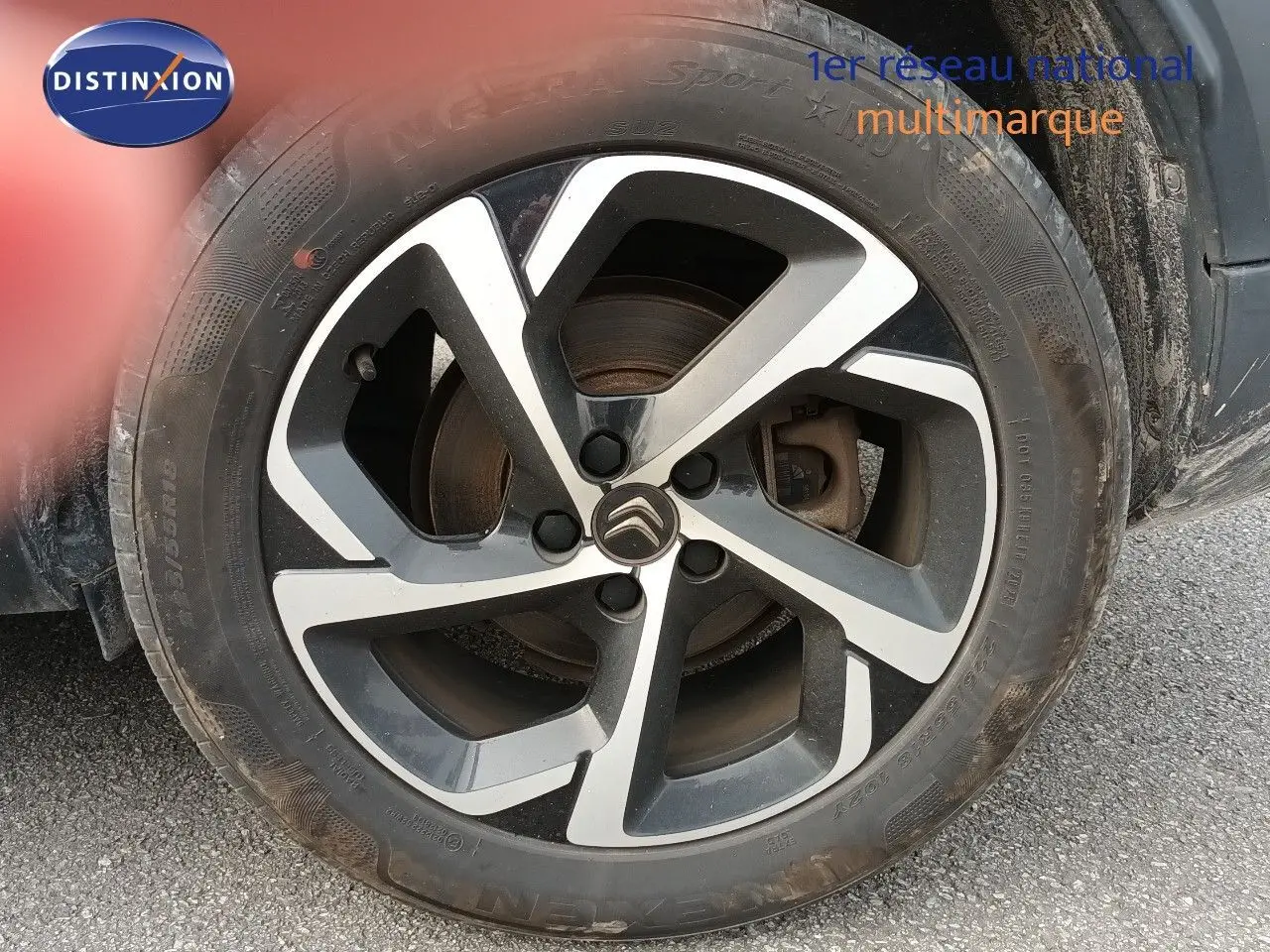 Gros plan sur la roue avant gauche avec jante alliage bicolore du Citroën C5 Aircross gris Artense 2020.