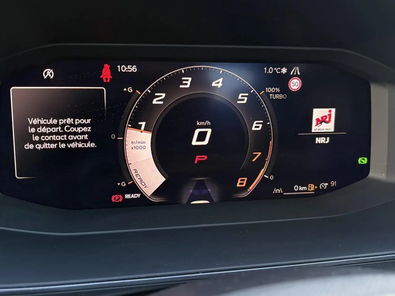 Affichage numérique du combiné d'instruments de la CUPRA Leon 2025, avec indication vitesse, régime moteur et alertes.