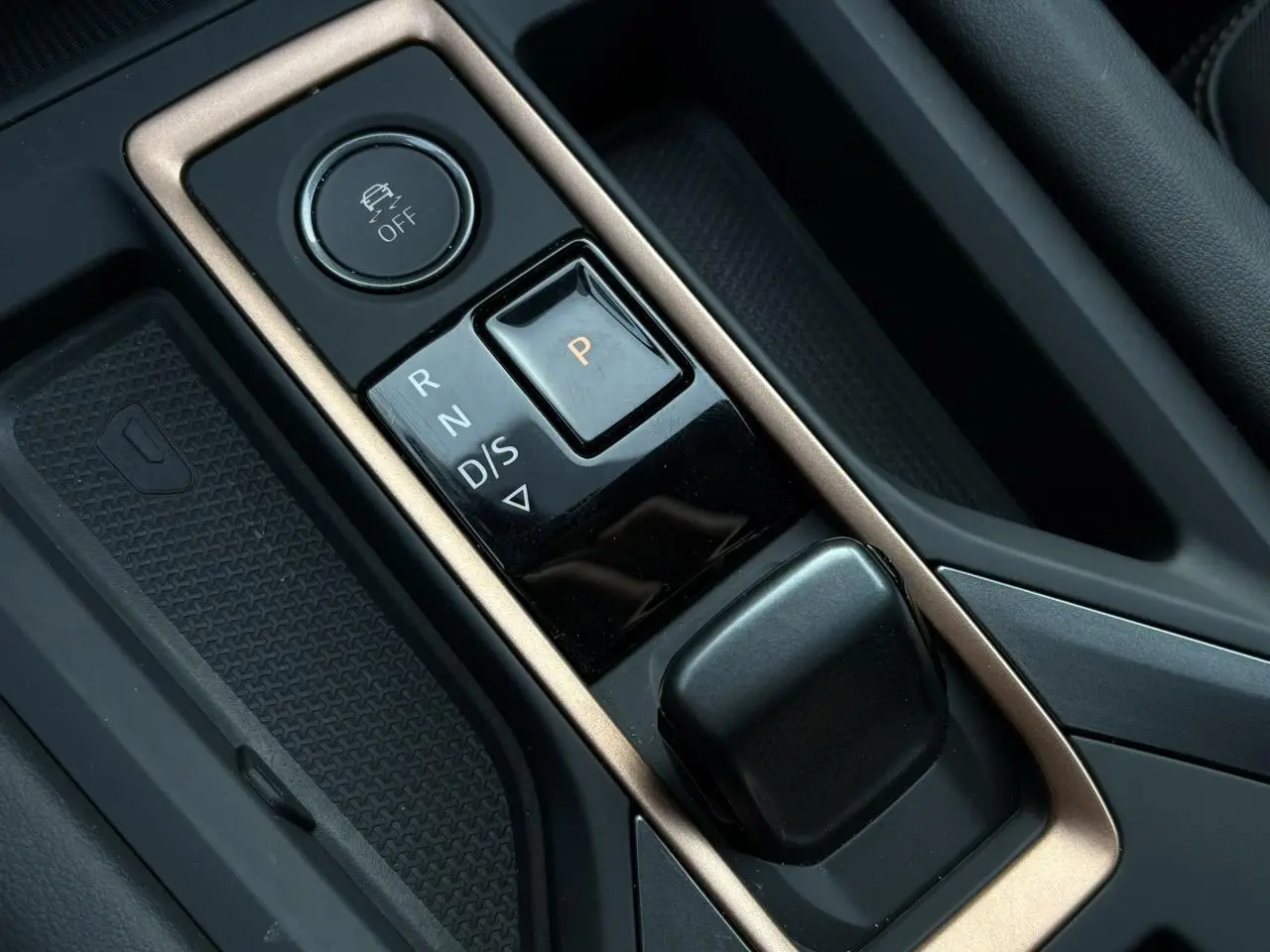 Gros plan sur la console centrale avec sélecteur de boîte auto et bouton de contrôle de traction du CUPRA Leon blanc.