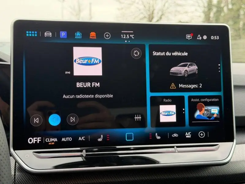 Écran tactile intérieur de la Volkswagen Golf 2.0 TDI 150ch R-Line 2026 affichant radio et statut véhicule.
