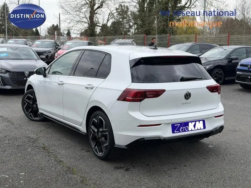 Volkswagen Golf 2.0 TDI R-Line blanc Oryx nacré vue 3/4 arrière droit avec jantes noires distinctives.