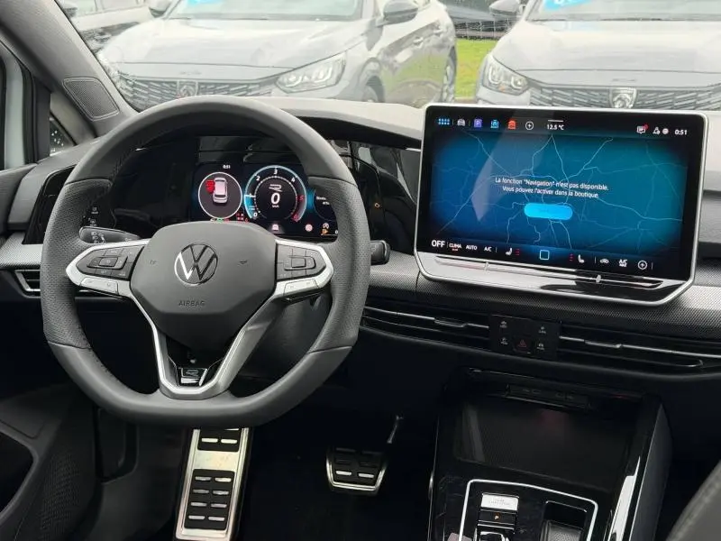 Vue intérieure centrée sur le volant multifonction et l'écran tactile du tableau de bord de la Volkswagen Golf 2.0 TDI R-Line.