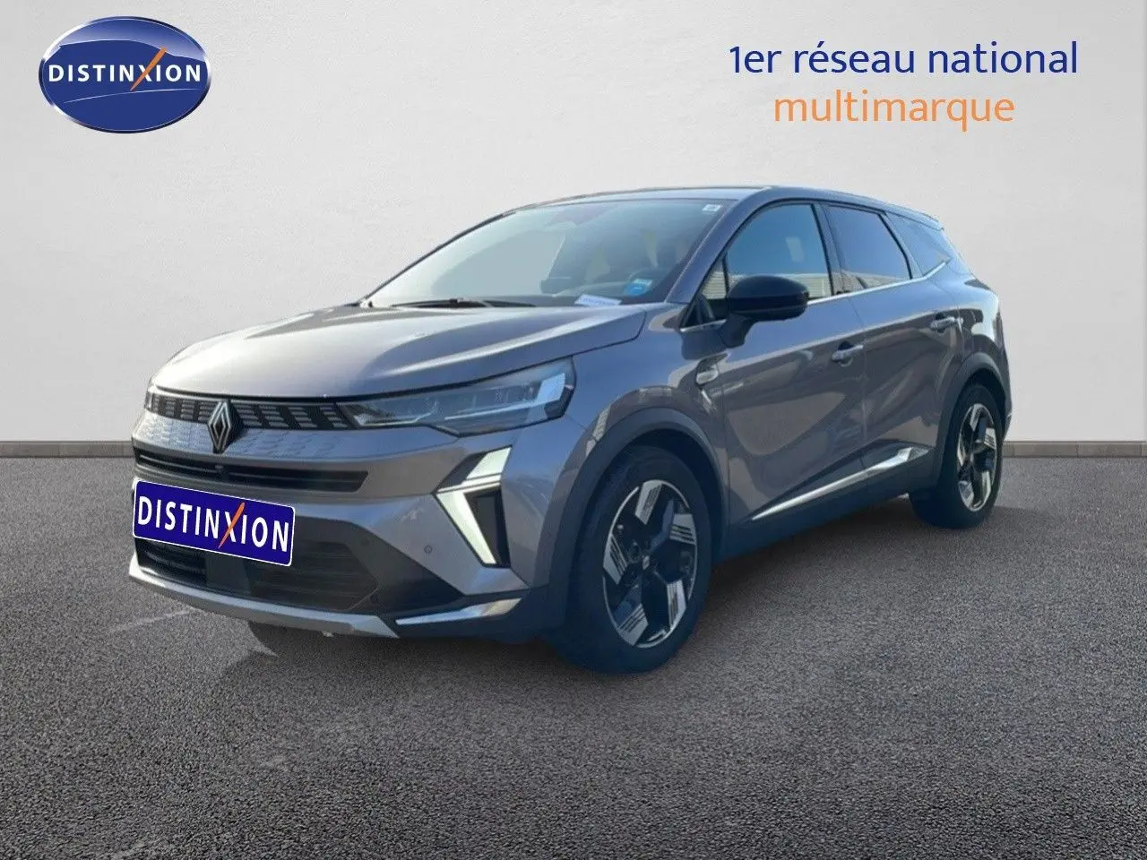 Renault Symbioz gris cassiopée métal en 3/4 avant droit, avec calandre moderne et jantes bi-ton distinctives.