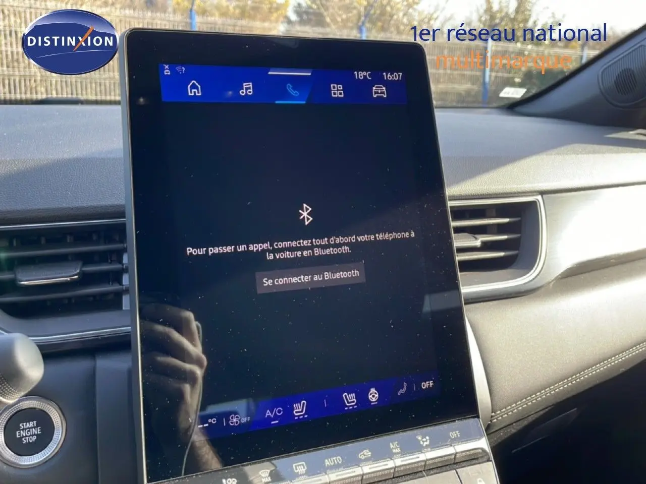 Écran tactile central de la Renault Symbioz 2025, affichant la connexion Bluetooth, intérieur gris cassiopée métal.