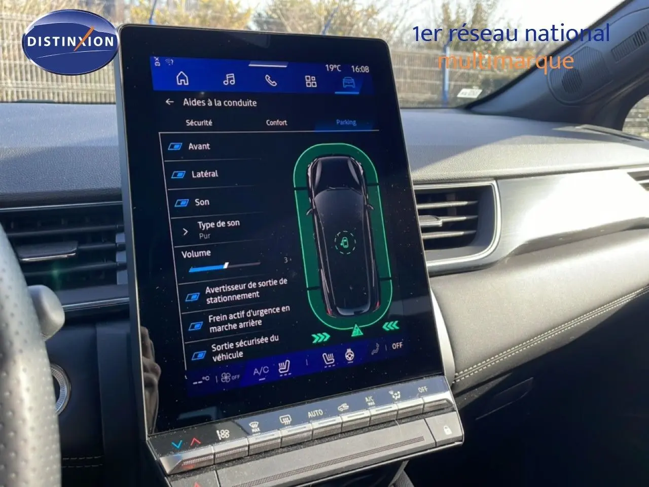 Vue intérieure de la console centrale du Renault Symbioz 2025, écran tactile affichant les aides à la conduite, ambiance gris clair.