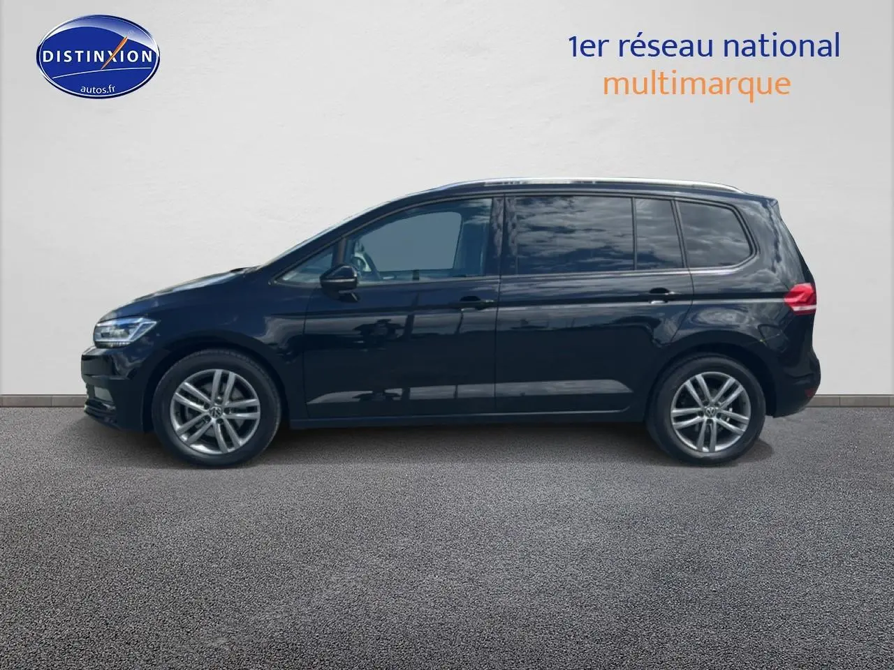 Profil côté gauche du Volkswagen Touran noir 2025 avec jantes alu et vitres arrière surteintées.