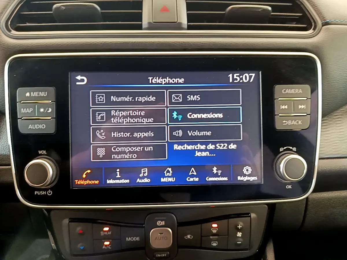 Écran tactile central de la Nissan Leaf Business+ 2020, affichant le menu téléphone dans un intérieur noir.