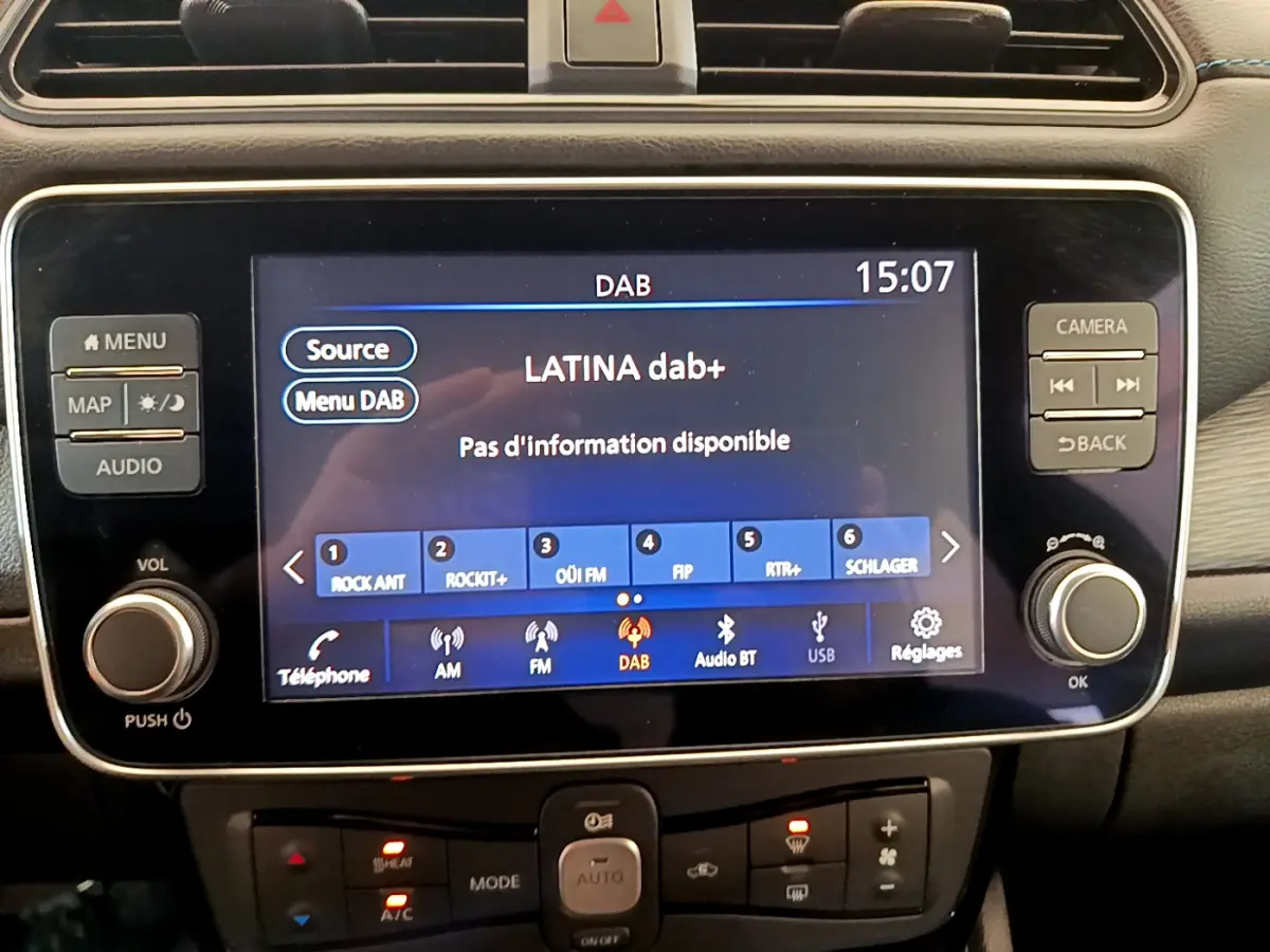 Écran tactile central du tableau de bord d'une Nissan Leaf Business+ 2020, affichant la radio DAB en intérieur noir.