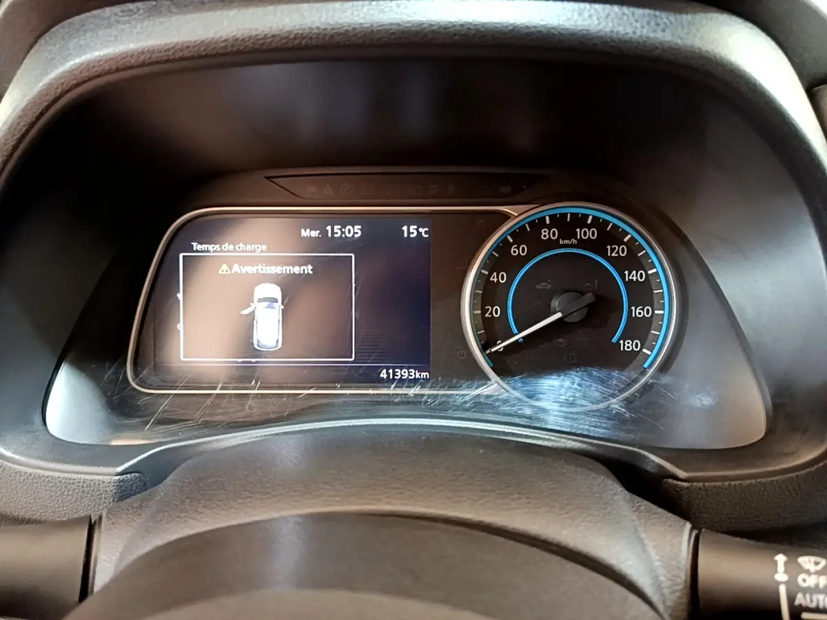 Vue rapprochée du combiné d'instruments du Nissan Leaf blanc 2020, affichant un avertissement et 41 393 km au compteur.