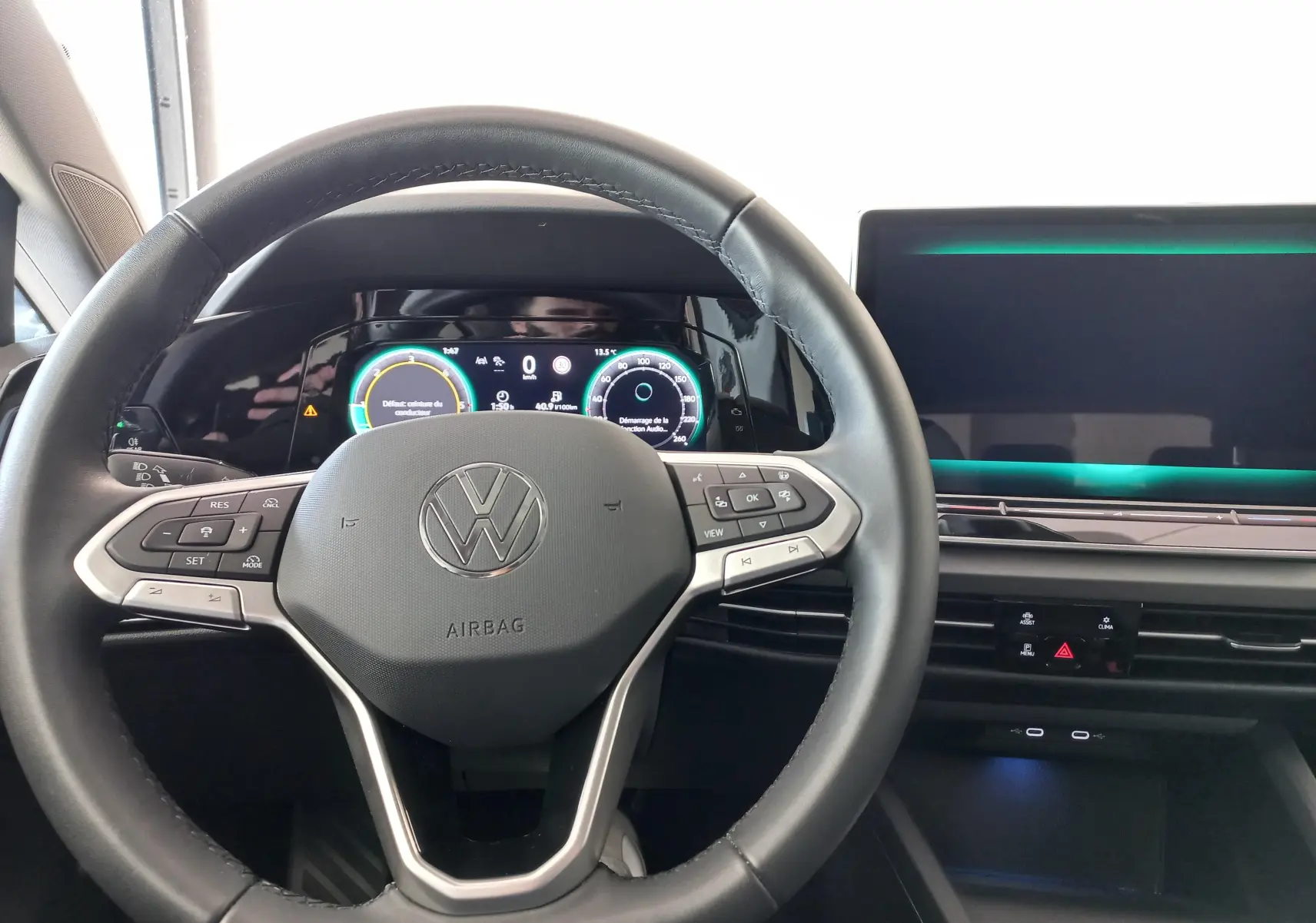 Vue intérieure centrée sur le volant cuir chauffant multifonction de la Volkswagen Golf 2.0 TDI 150 DSG7 Style 2024.