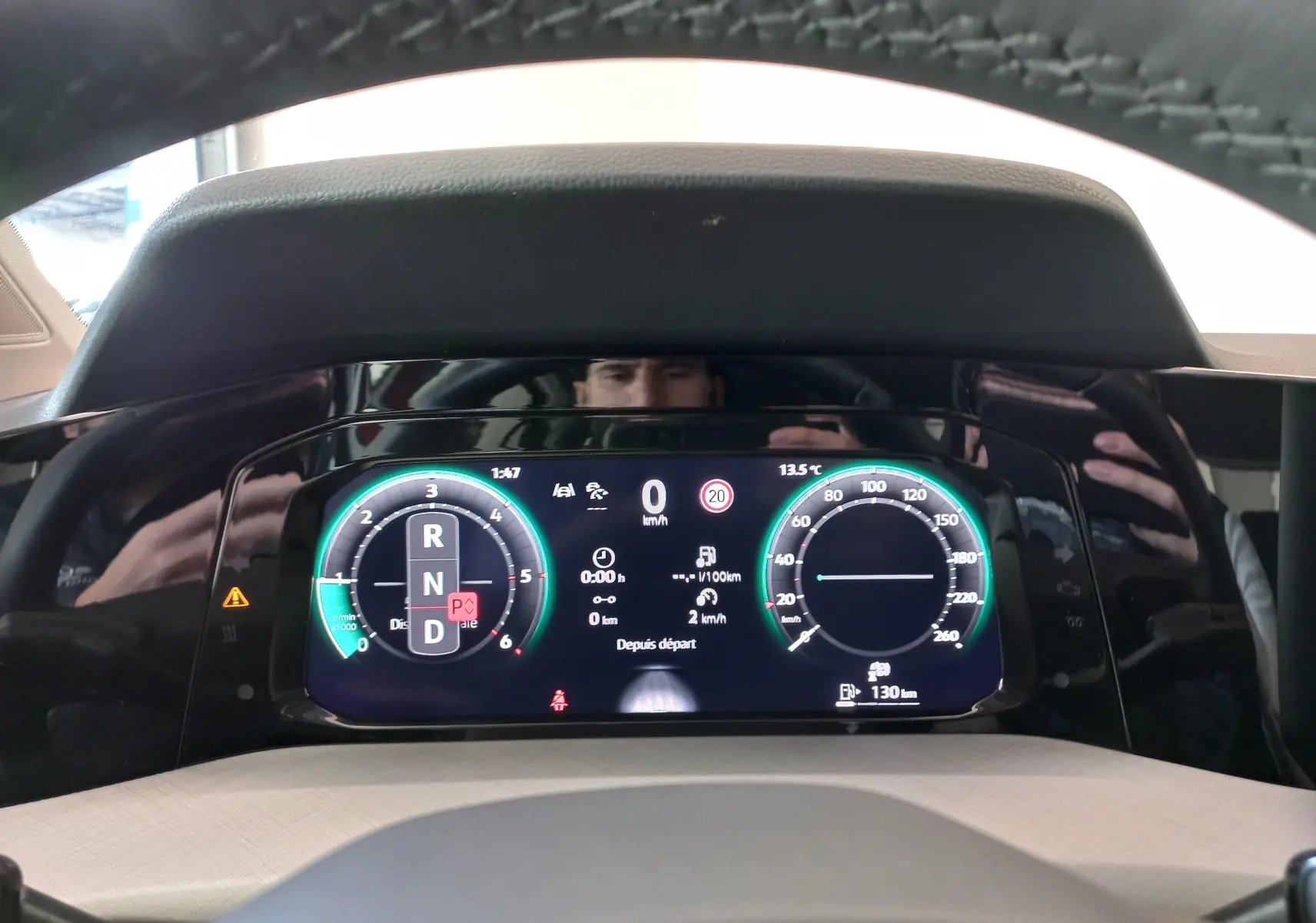 Tableau de bord numérique de la Volkswagen Golf 2.0 TDI 150 DSG7 Style 2024, affichage vitesse et mode boîte auto.