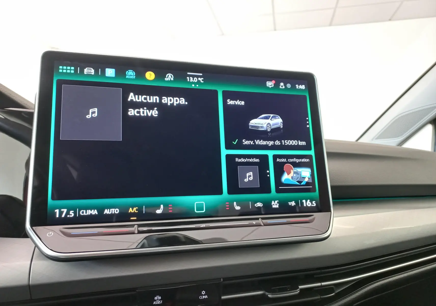 Écran tactile central du tableau de bord de la Volkswagen Golf 2.0 TDI 150 DSG7 Style 2024 avec affichage des réglages climatisation et service.