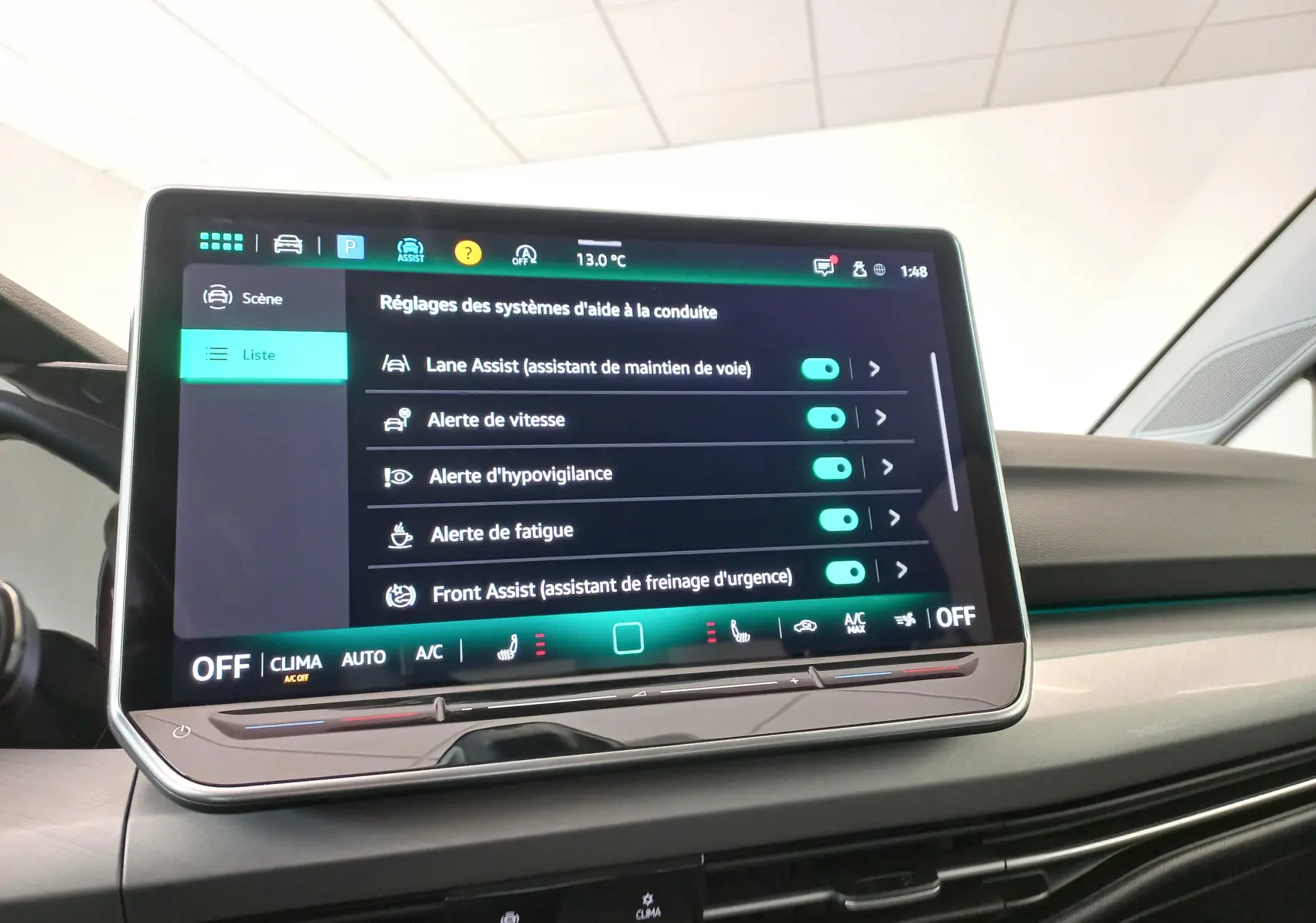 Écran tactile central affichant les réglages d’aide à la conduite dans une Volkswagen Golf 2.0 TDI 150 DSG7 Style.