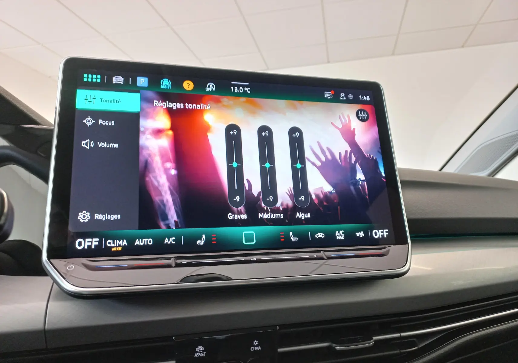 Écran tactile central du tableau de bord de la Volkswagen Golf 2.0 TDI 150 DSG7 Style affichant les réglages de tonalité audio.