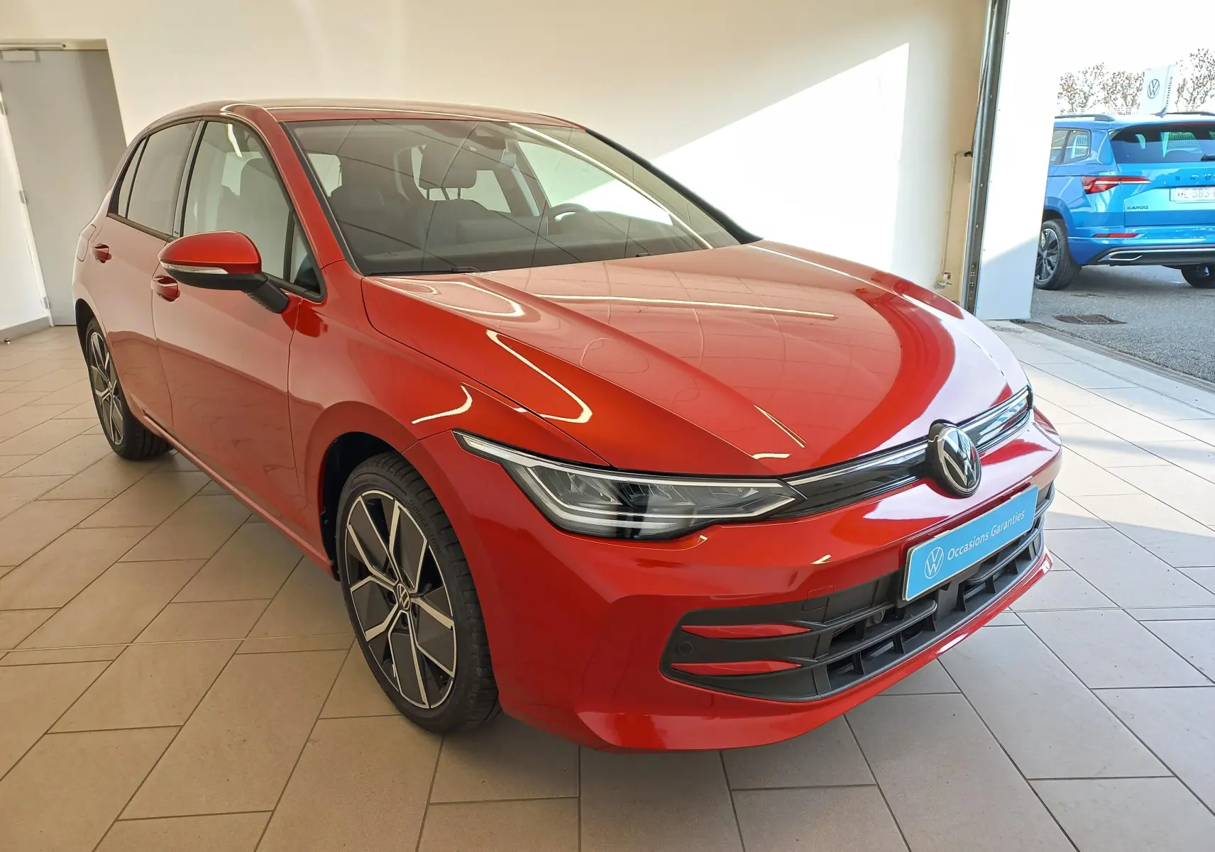 Volkswagen Golf 2.0 TDI 150 DSG7 Style rouge Roi vue 3/4 avant avec jantes alliage 18 pouces Leeds.
