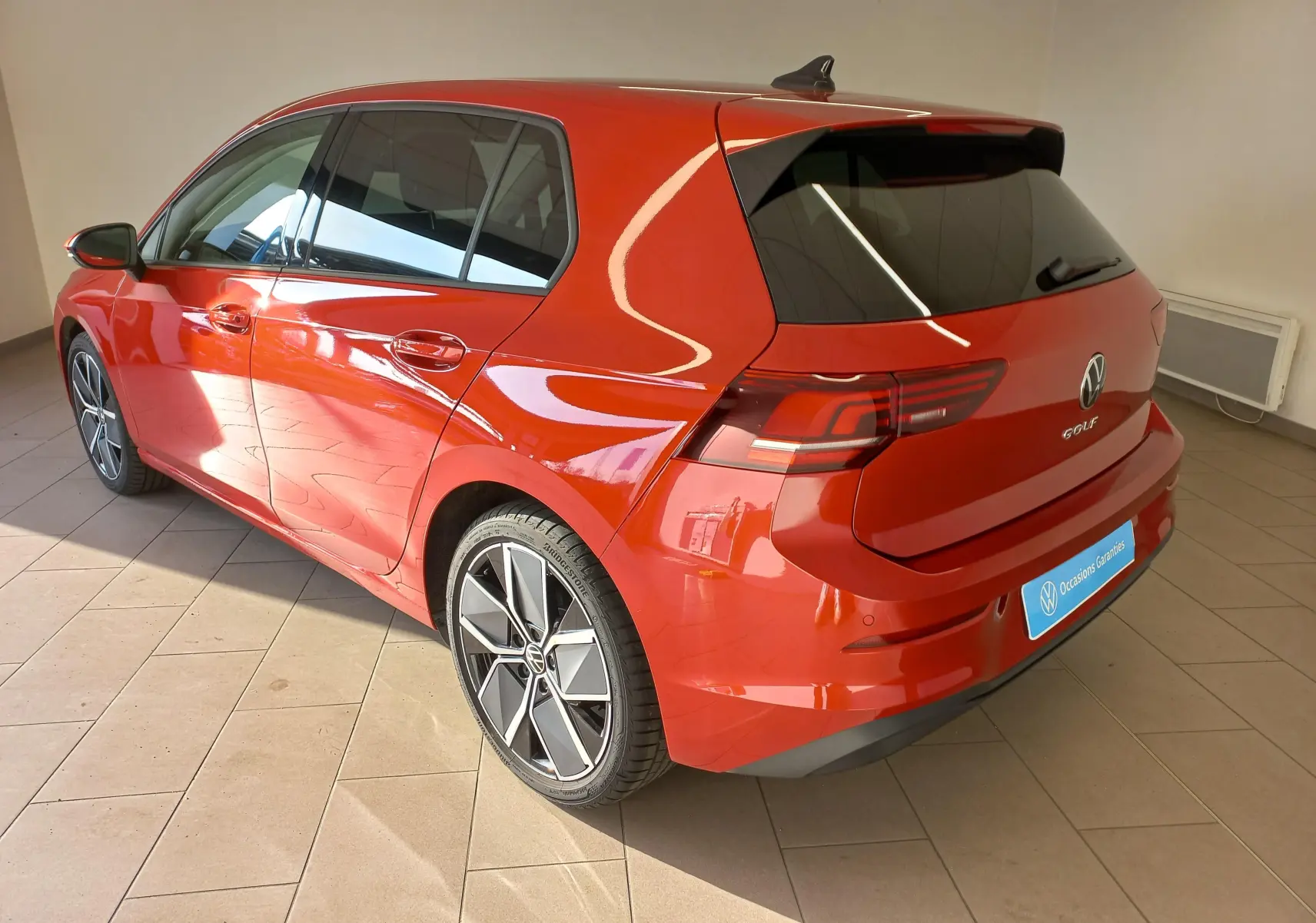 Volkswagen Golf 2.0 TDI 150 DSG7 Rouge Roi vue 3/4 arrière droit avec jantes alliage 18 pouces Leeds.