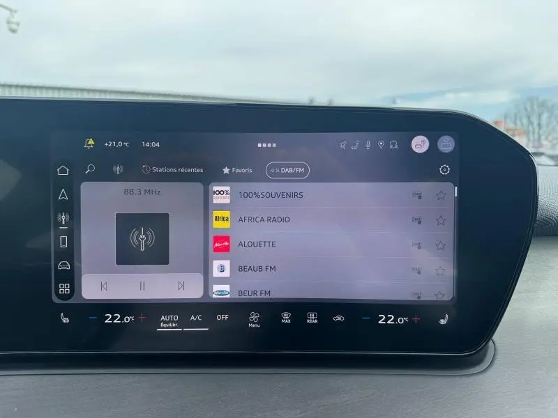 Écran tactile central de l’Audi Q3 2.0 TDI 150ch S line 2026 affichant les stations radio DAB/FM.