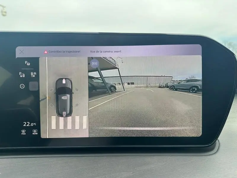 Vue écran intérieur affichant la caméra avant et la vue aérienne du Q3 gris 2026 en stationnement, avec repères de trajectoire.