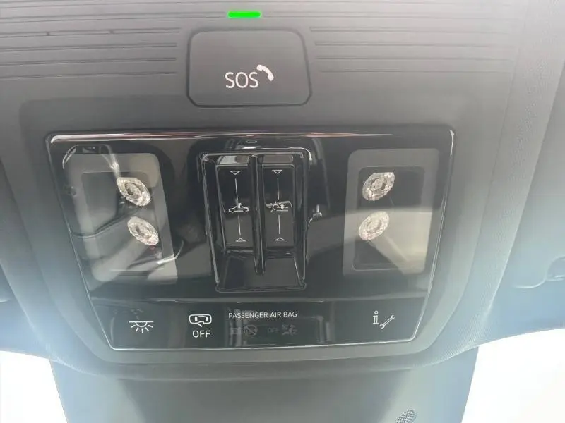 Plafonnier intérieur avec commandes d'éclairage et bouton SOS de l'Audi Q3 gris 2026, version S line.