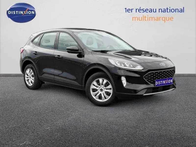 Ford Kuga 1.5 EcoBoost 2024 noir en 3/4 avant droit, avec calandre hexagonale et jantes alliage argentées.