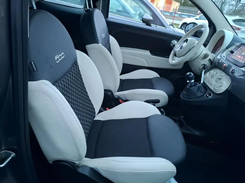 Vue intérieure côté gauche de la FIAT 500 Dolcevita 2022, sièges bicolores noirs et gris avec logo 500 brodé.
