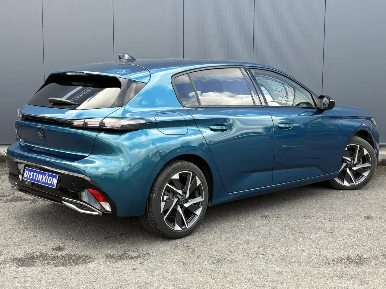 Peugeot 308 Bleu Obsession vue 3/4 arrière droit, jantes alliage 17 pouces et feux arrière LED distinctifs.