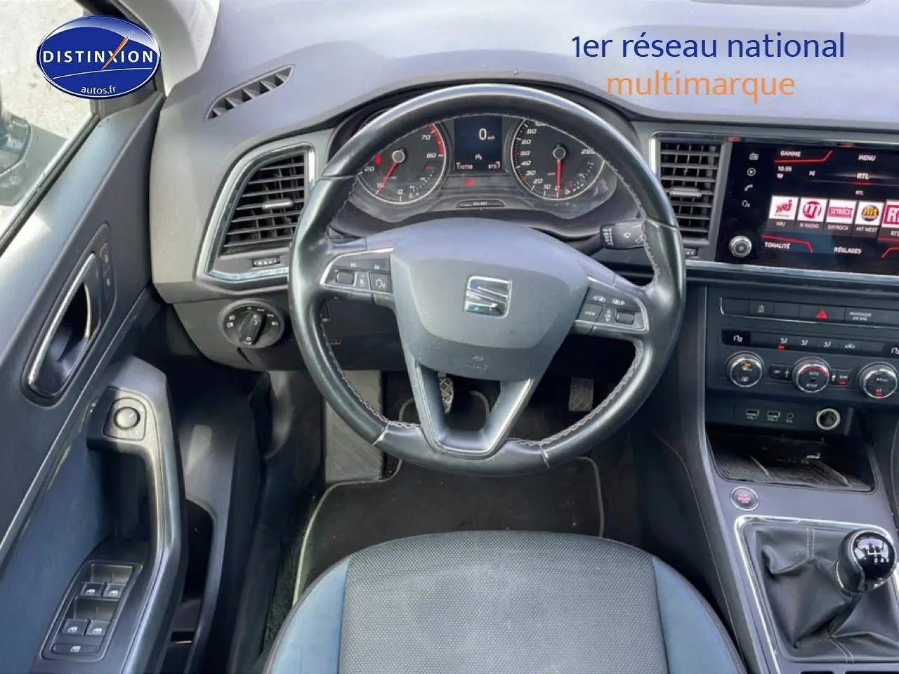 Vue intérieure frontale du poste de conduite du SEAT Ateca 2019, volant cuir multifonction et sellerie textile bleu.