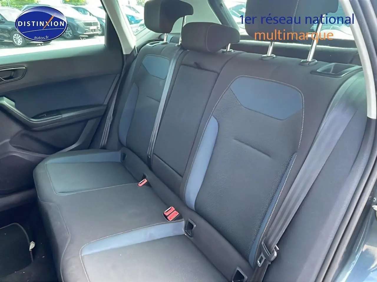 Vue intérieure de la banquette arrière bleu/gris du SEAT Ateca 2019, avec ceintures de sécurité et appuie-têtes visibles.