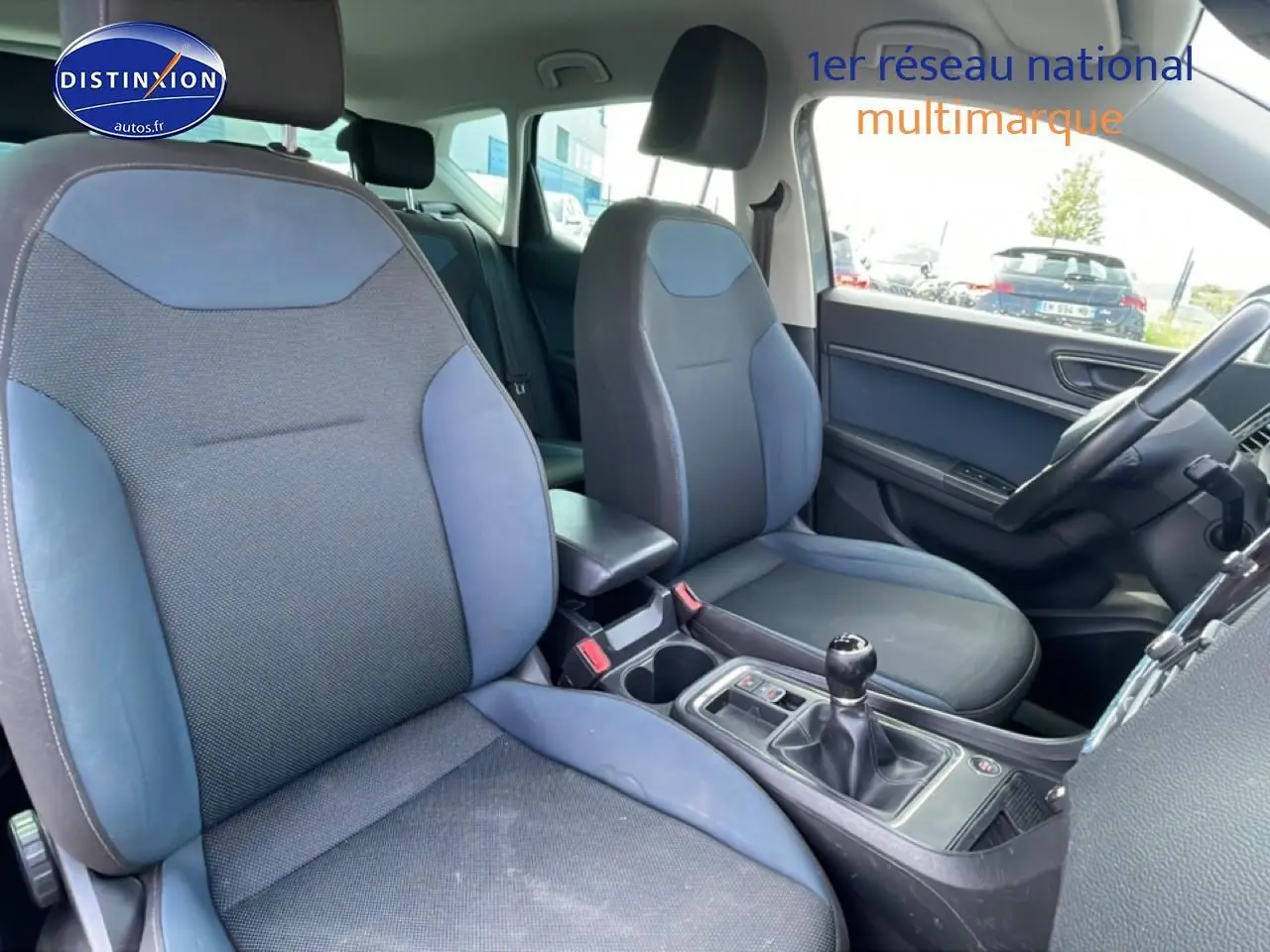 Vue intérieure côté avant droit du SEAT Ateca 2019, sièges textile bleu edge/bleu nora avec boîte manuelle.