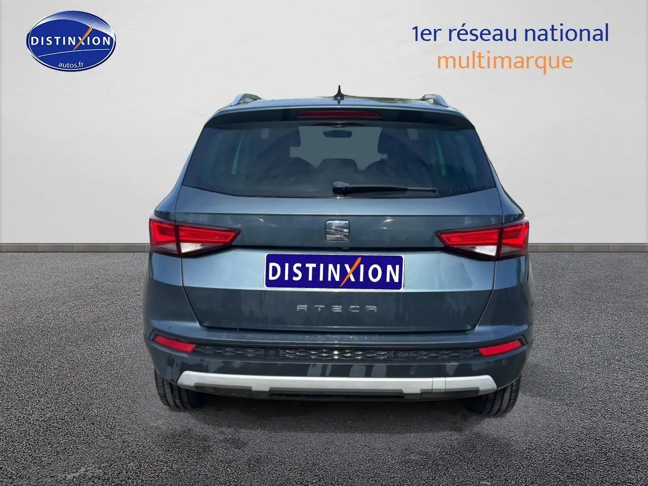Vue arrière d'un SEAT Ateca bleu/gris 2019 avec feux arrière LED et barres de toit visibles.