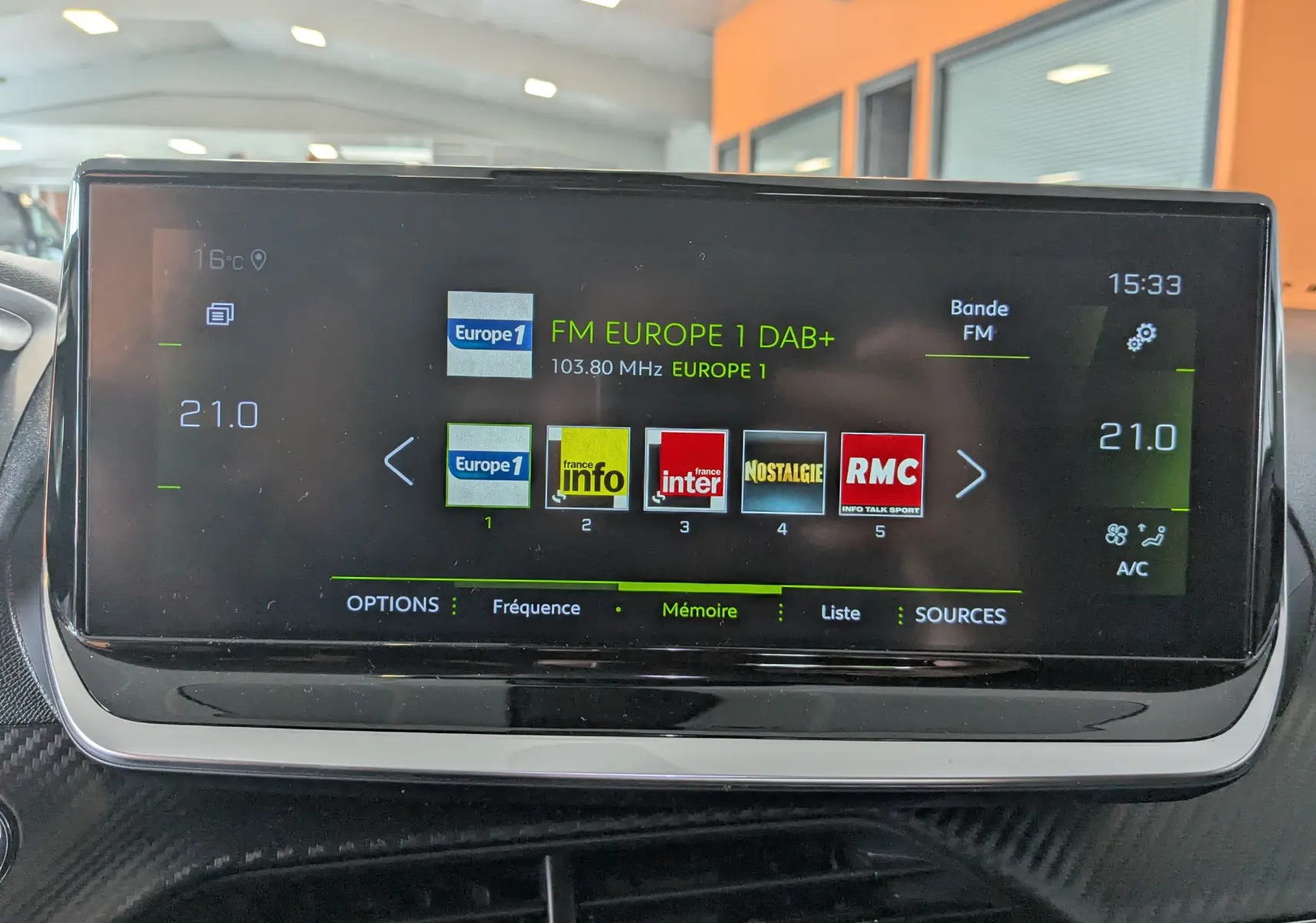 Écran tactile central du Peugeot 2008 2022 affichant les stations radio FM avec interface moderne et commandes climatisation.