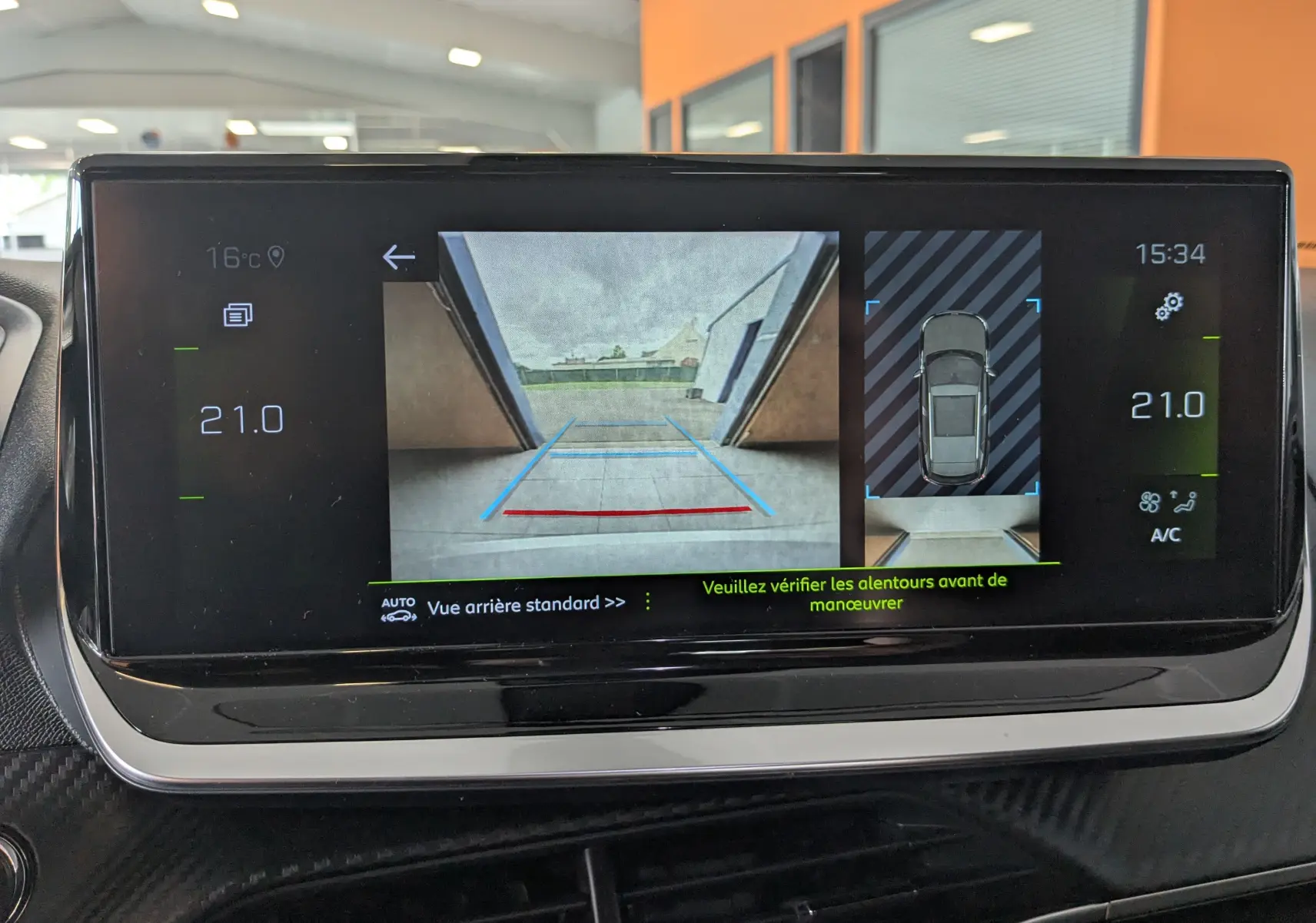 Écran tactile intérieur du Peugeot 2008 2022 montrant la caméra de recul avec guidage et affichage 360° en stationnement.