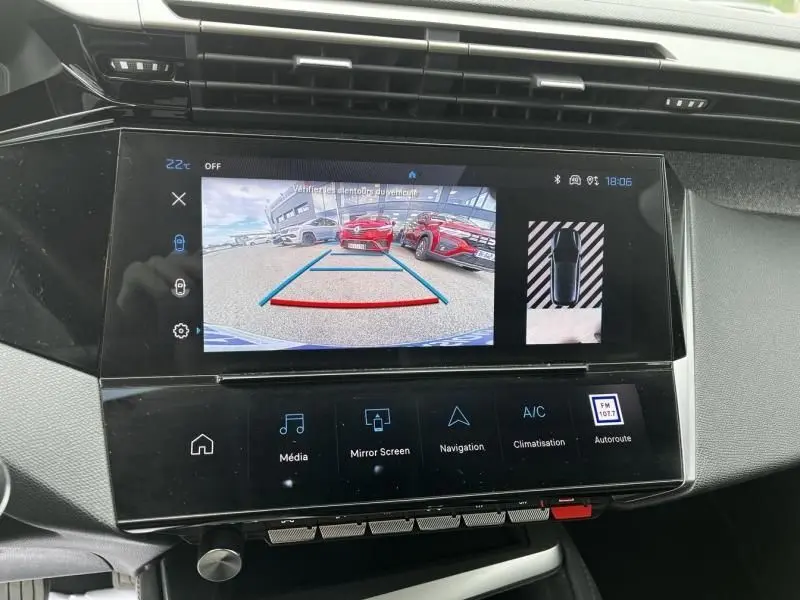 Écran tactile intérieur montrant la caméra de recul avec vue arrière sur une Peugeot 308 vert olivine, version 2023.