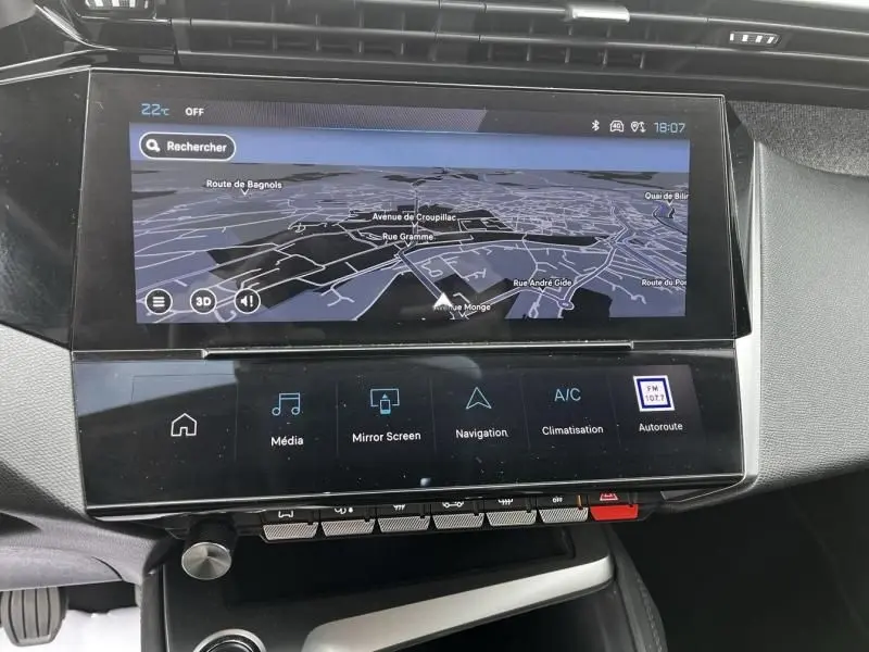 Vue rapprochée de l’écran tactile central de la Peugeot 308 2023, affichant la navigation en mode nuit.