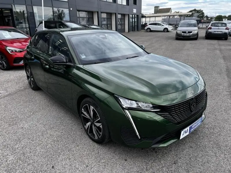 Peugeot 308 1.2 PureTech 130 Allure vert olivine vue 3/4 avant avec calandre noire et feux LED verticaux.