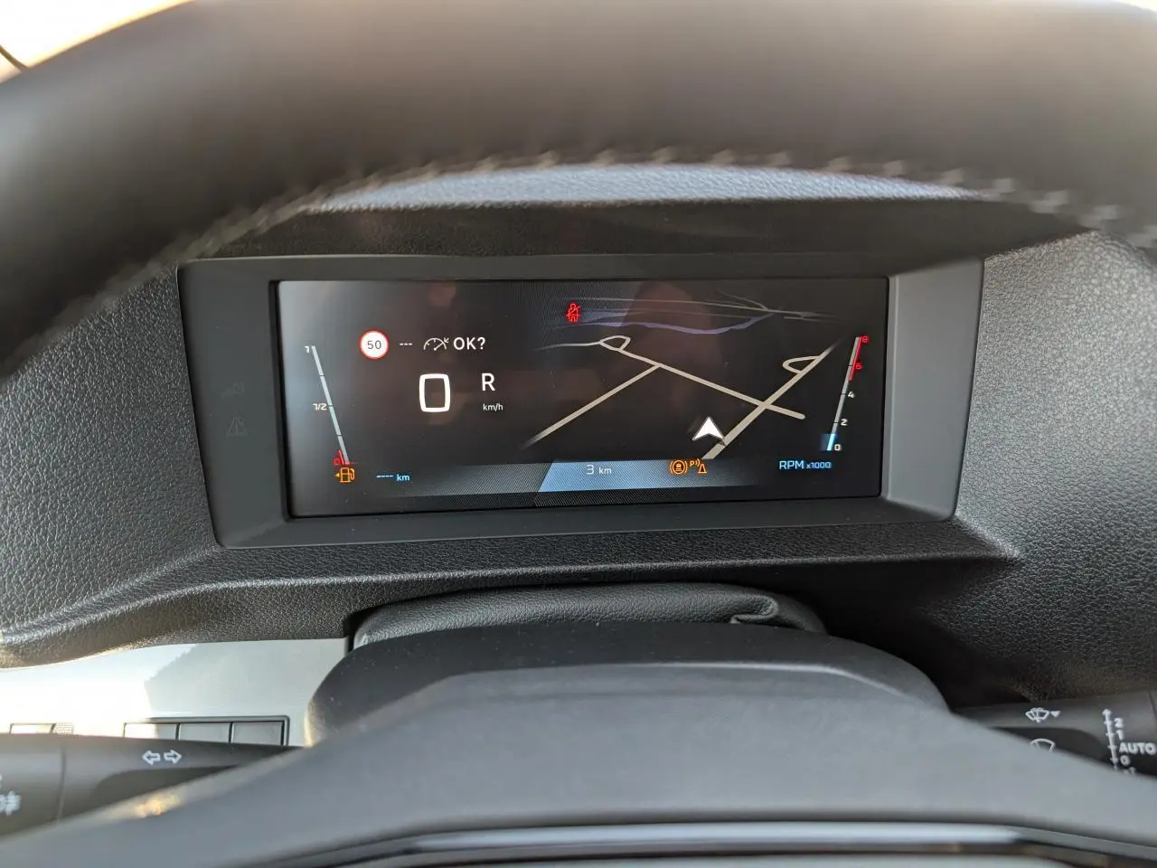 Vue rapprochée du combiné numérique 10 pouces affichant la navigation et les informations de vitesse du Peugeot Expert Fourgon gris.