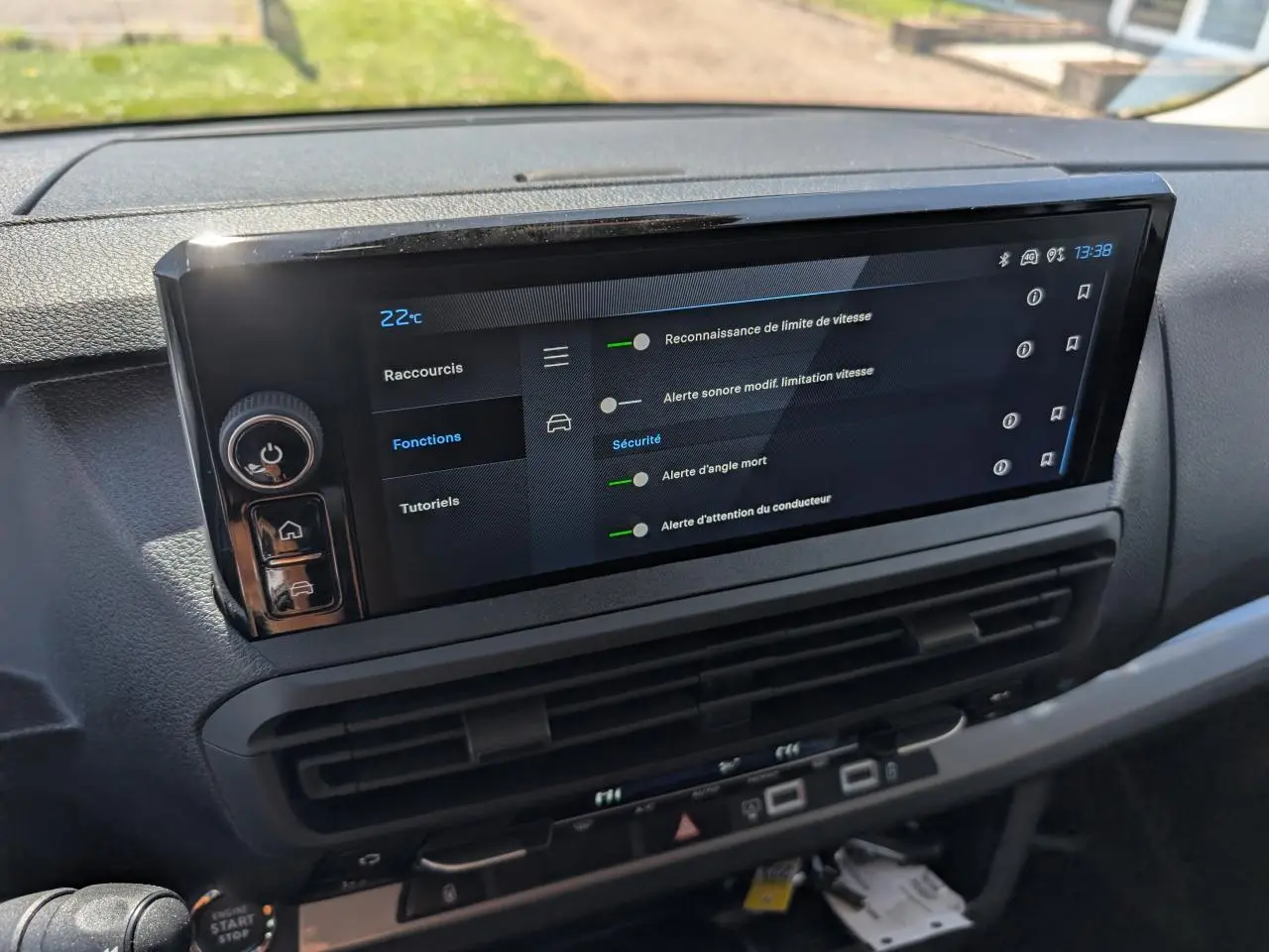 Gros plan sur l'écran tactile central du tableau de bord du Peugeot Expert Fourgon gris, affichant les options de sécurité.