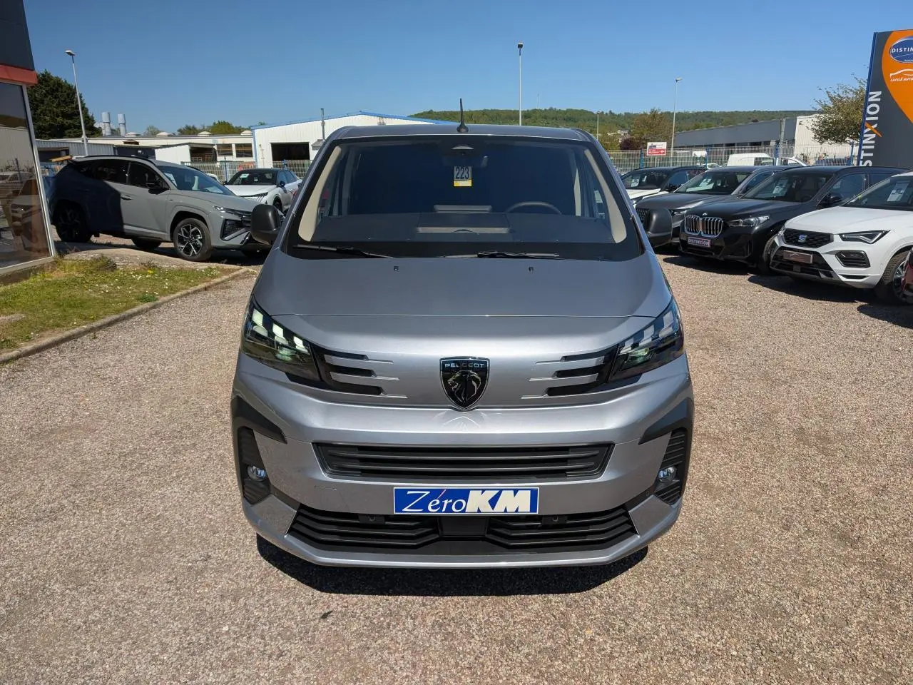 Vue avant frontale du Peugeot Expert Fourgon gris métallisé avec calandre noire et phares LED distinctifs.