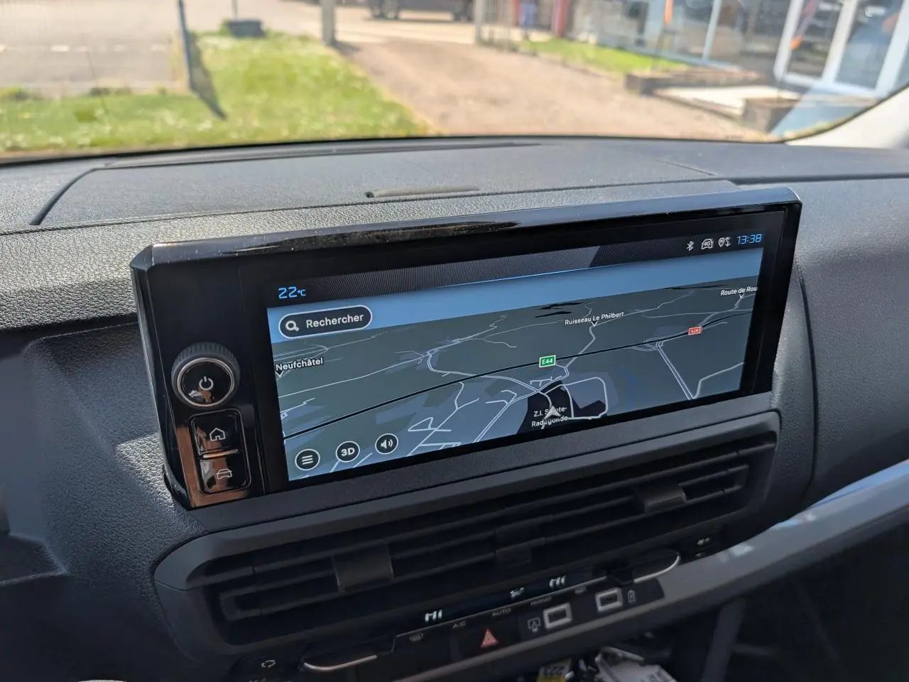 Écran tactile 10'' HD couleur du tableau de bord du Peugeot Expert Fourgon gris, affichant une carte de navigation.