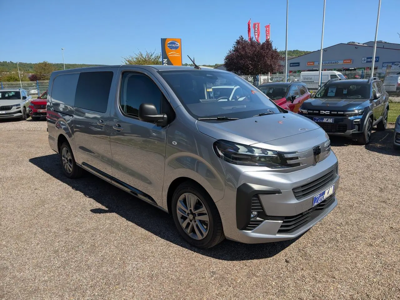 Vue 3/4 avant d’un Peugeot Expert Fourgon gris métallisé avec jantes alliage 17'' et vitres teintées.