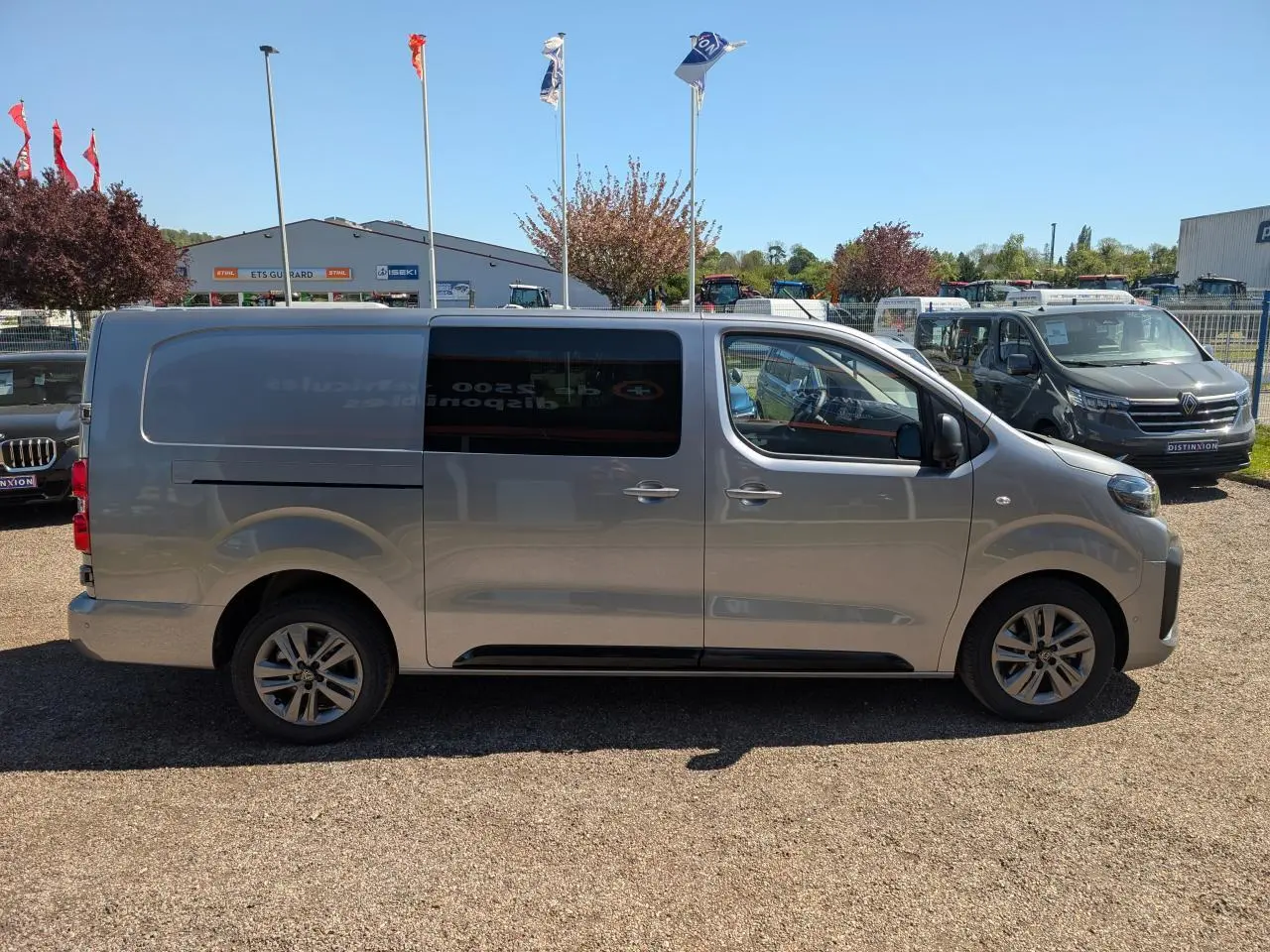 Profil droit du Peugeot Expert Fourgon XL gris métallisé avec jantes alliage 17 pouces, porte latérale coulissante.