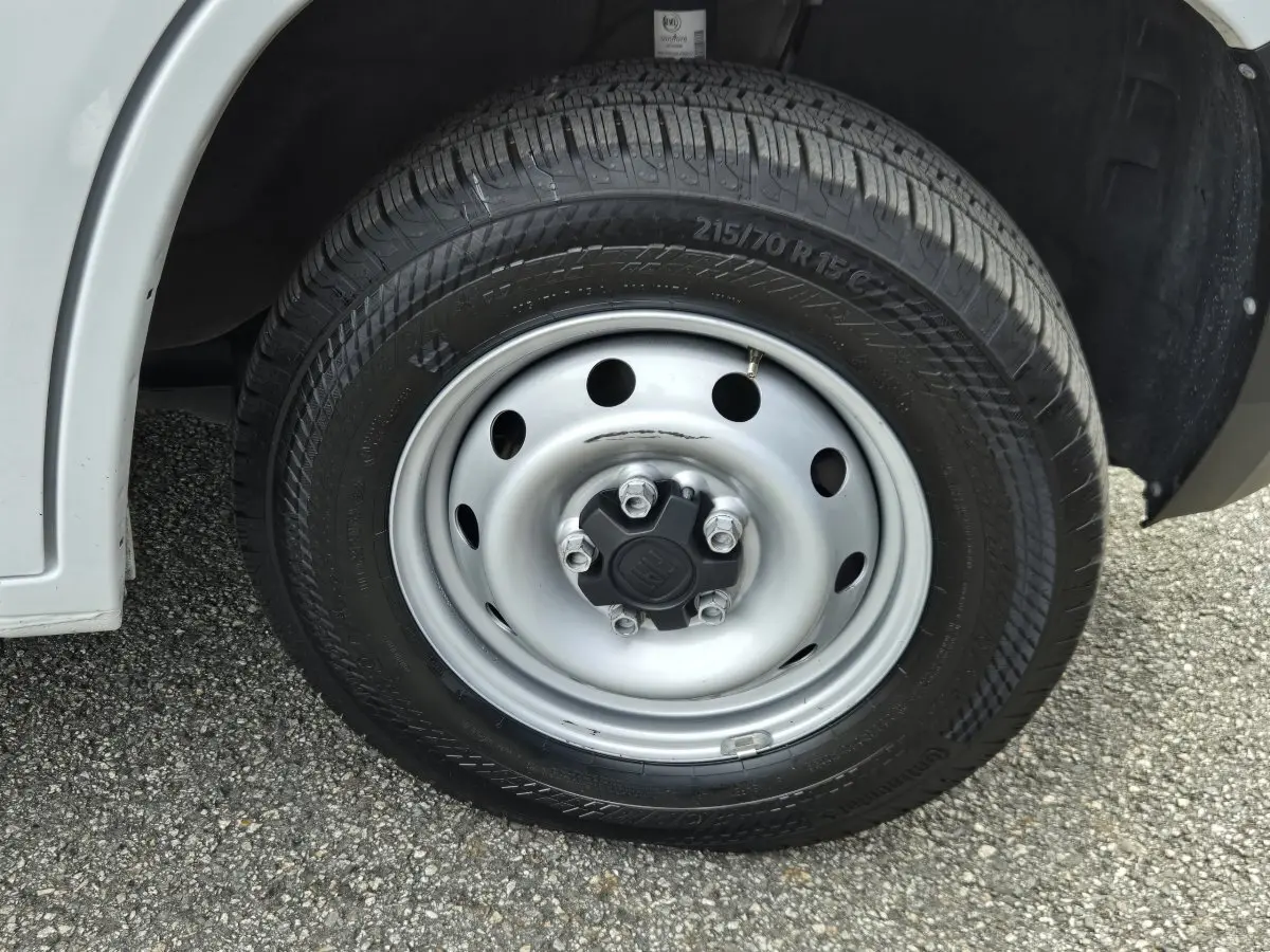 Gros plan sur la roue avant gauche du FIAT Ducato Fourgon blanc, mettant en valeur la jante acier et le pneu noir.