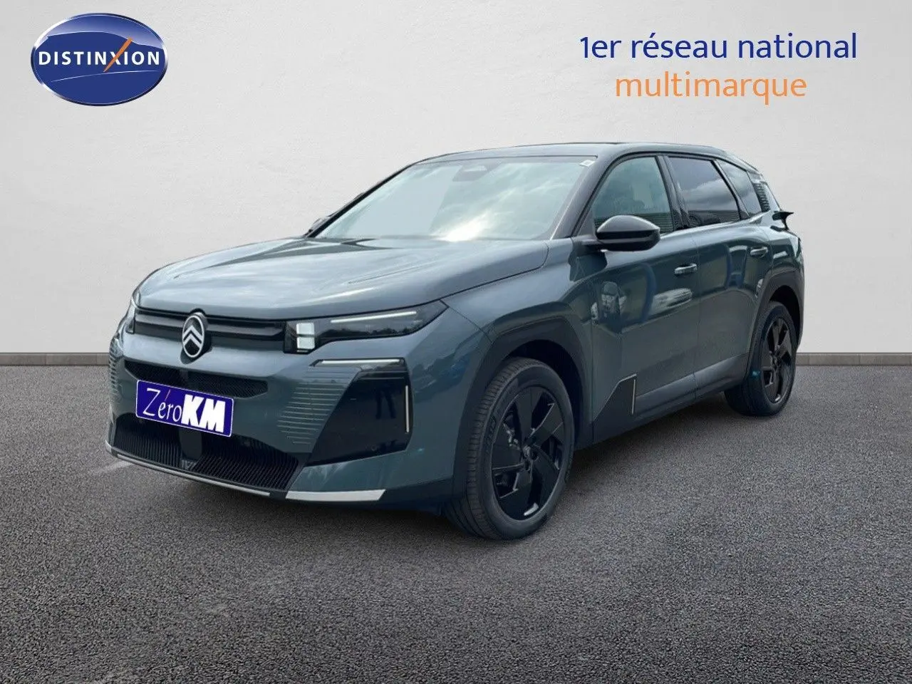 Vue 3/4 avant droite du Citroën C5 Aircross 2026 vert Astoria métallisé avec jantes noires et signature lumineuse distinctive.