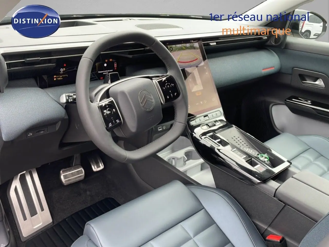 Vue intérieure côté conducteur du Citroën C5 Aircross 2026, tableau de bord moderne avec écran tactile vertical et sièges gris clair.